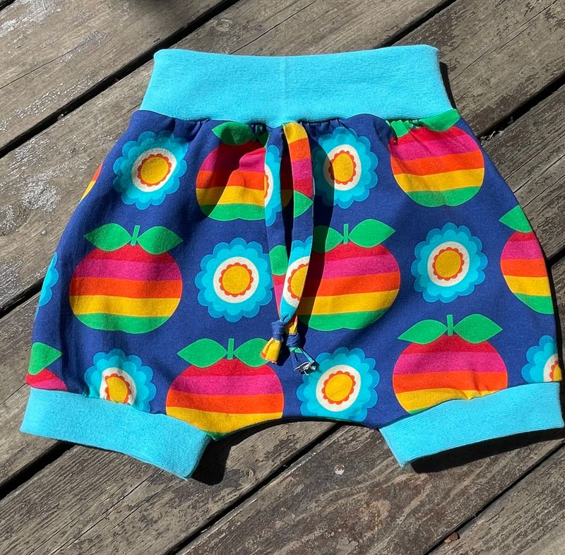 Celebrian's Design str 18 mnd Shorts Regnbue